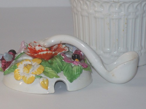 ITALIAN CERAMIC MAJOLICA JAM JAR - WOVEN PATTERN ON BASE, CERAMIC FLOWERS & BEES - Picture 7 of 10