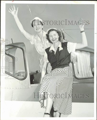 1954 Press Photo Petticoat pilots Gladys Muter and Doris Langher at Midway