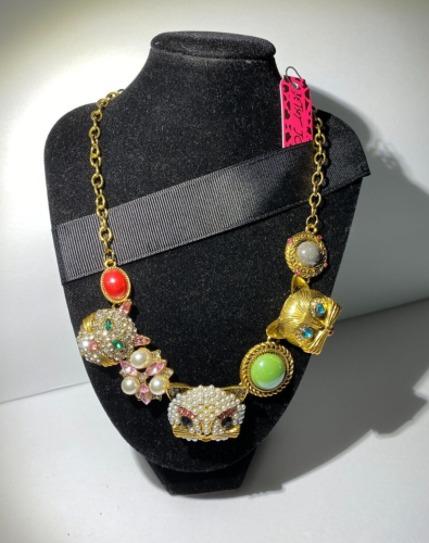BETSEY JOHNSON BOLD GOLD & MULTI COLOR LUCITE PEARL CRYSTAL 3 CAT CHOKERNECKLACE - Picture 2 of 7