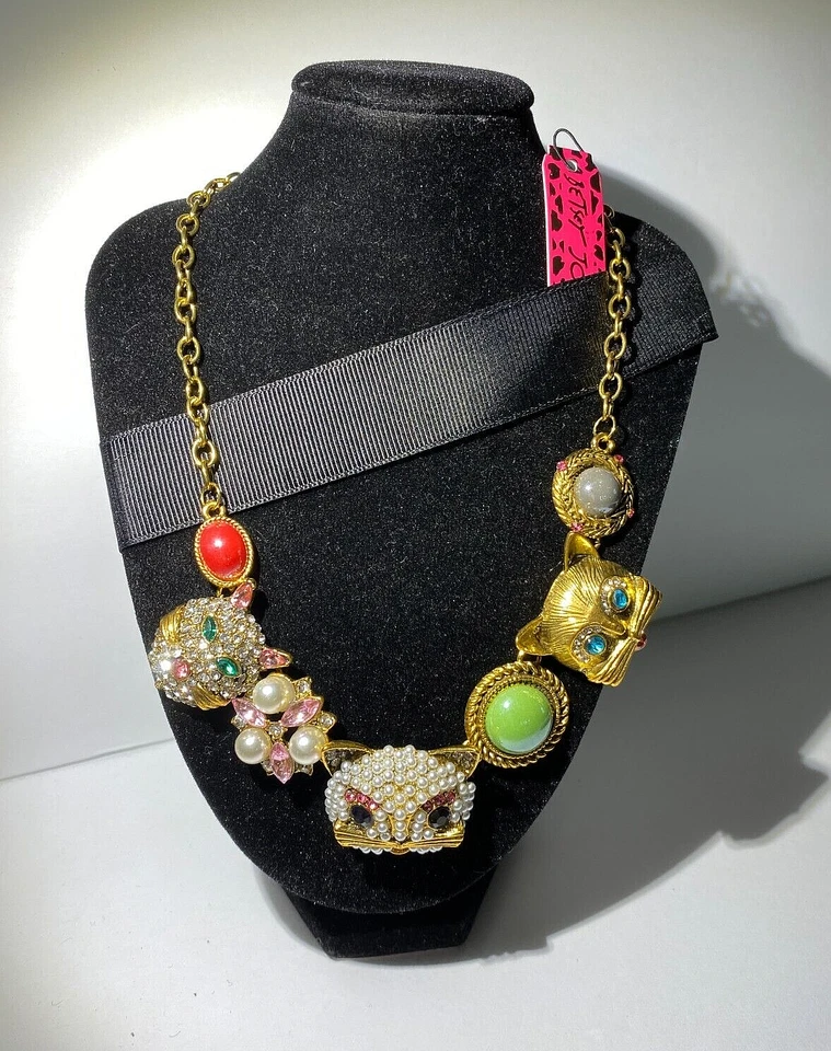 COLLAR GARGANTILLA BETSEY JOHNSON ORO AUDAZ Y MULTICOLOR LUCITE PERLA CRISTAL 3 GATOS Foto 2 de 4