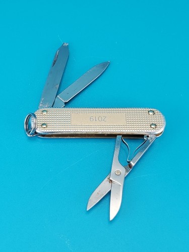 Victorinox Classic 2019 Limited Edition Gold Alox Scales Swiss Army Knife! - 第 3/8 張圖片