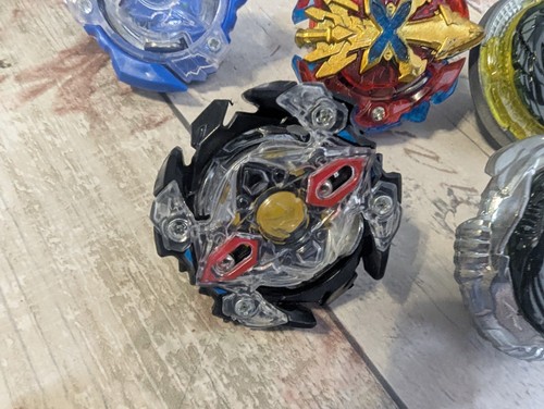 Pacchetto Beyblade, con lanciatori, filatori, accessori, ricambi e pezzi - Foto 20 di 23