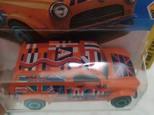 Hot Wheels '67 Austin Mini Van 2025 1:64 Art Cars - Foto 2 di 4