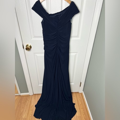 Abito Mac Duggal donna 26517 blu navy increspato pieghevole spalle scoperte spacco coscia 6 - Foto 2 di 8