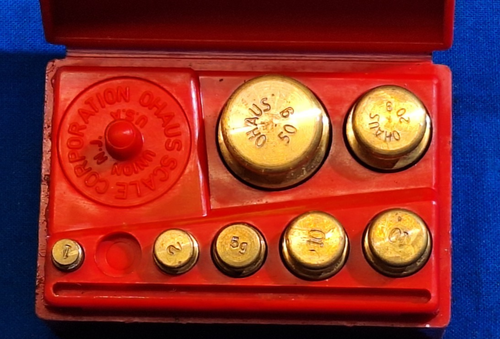 Vintage OHAUS Scale Corp Messing Gramm Gewichte Set mit Koffer #5502 USA