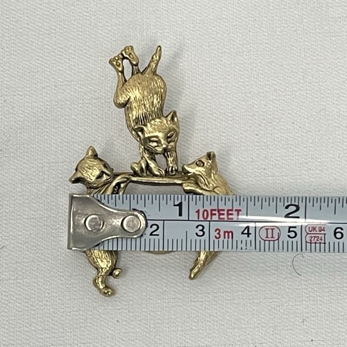 Vintage Three Cats Playing with a Fishbowl Goldtone Pin Brooch with Moving Fish - Picture 4 of 5