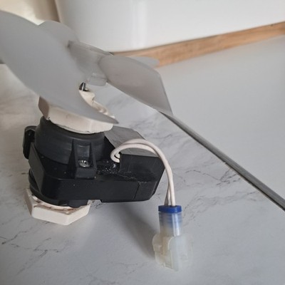 Whirlpool Original Kühlschrank Gefrierschrank Lüfter Motor Gehäuse Halterung