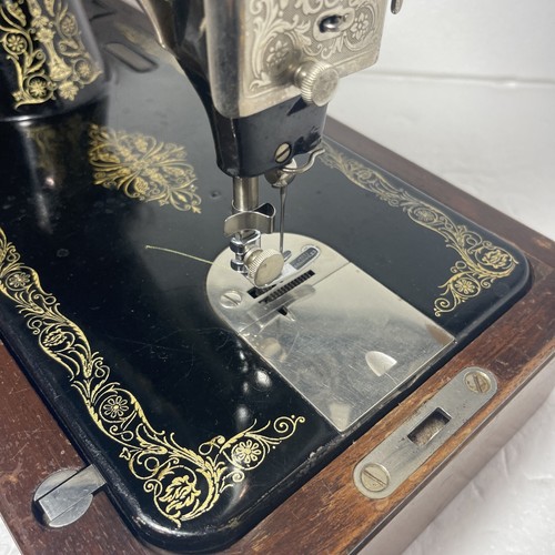 Antique Vintage Heavy Duty Singer 99-13 Sewing Machine W/ Case + more-read!!! - Picture 14 of 23