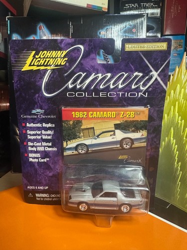 Camaro Z-28 1982 Johnny Lightning Camaro Collection plateado dos tonos - Imagen 2 de 4