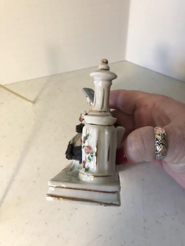 "Antiker Parfümhalter mit Paar auf Bank und Straßenlampe H4""X W4""" - Bild 3 von 10