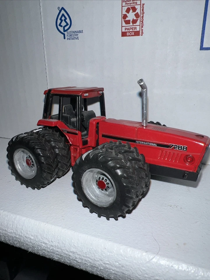 ERTL 1/64  7288 IH International Custom - Image 3 of 4