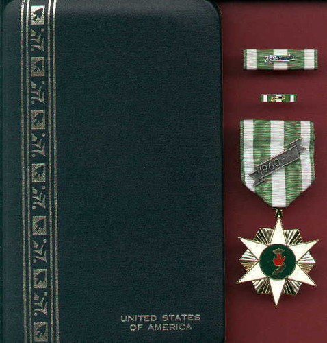 Vietnam Campaign medal in case with 60 device with ribbon bar and lapel pin RVN