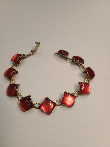 Vintage Red Lucite/Thermoset? Gold Tone  Link Bracelet. - Picture 5 of 9