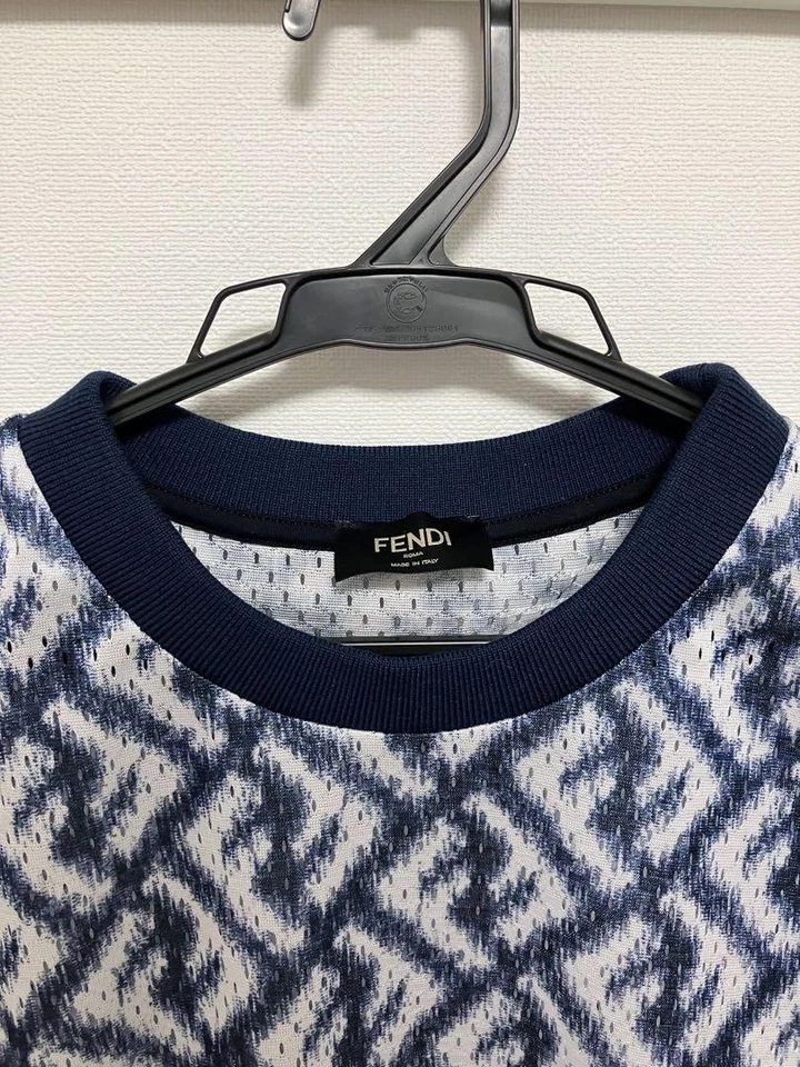 Camiseta FENDI patrón geométrico blanco marino Foto 2 de 4
