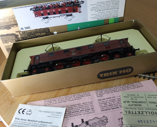 Trix 22442 HO gauge Bavarian EP 5 electric loco in DR brown livery - Picture 16 of 17