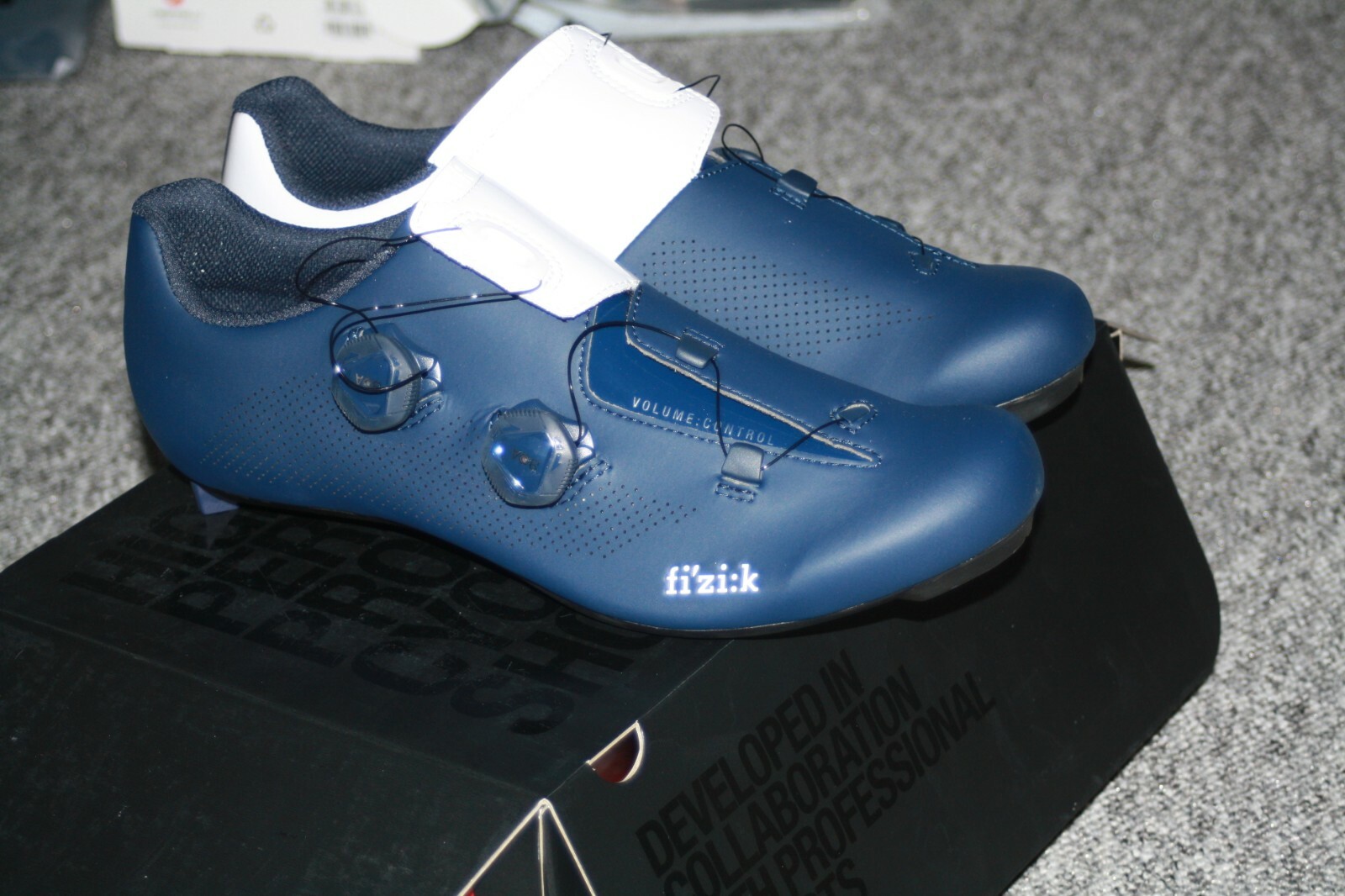 Pour des hommes Fizik R3 Aria road chaussures, navy blanc, Taille 45 ½ unworn on bike 199 on Wiggle Pour des hommes Fizik R3 Aria road chaussures, navy blanc, Taille 45 ½ unworn on bike 199 on Wiggle