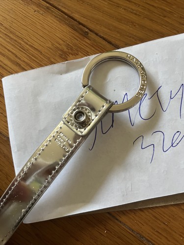 Neu Marc Jacobs Schlüsselschlaufenring Schlüsselanhänger Metallic Silber in der Hand Versand jetzt selten - Bild 3 von 3