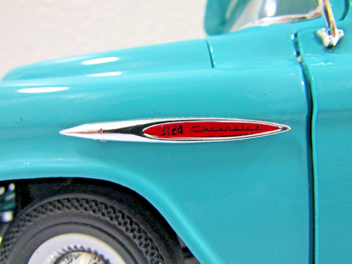 1:18-Scale 1957 Chevrolet Cameo Two-Tone Diecast Truck - Picture 3 of 17