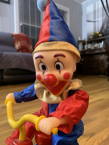 Rare vintage toy clown riding bicycle - moves & playing music - Picture 5 of 5