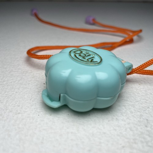 Vintage 1994 Dolly Medaillon Aqua Blume Halskette Polly Knock Off - kompakt keine Puppe - Bild 4 von 7