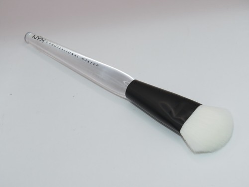 NYX PROFESSIONAL HIGH GLAS ILLUMINATING POWDER BRUSH - 110 - Picture 2 of 5