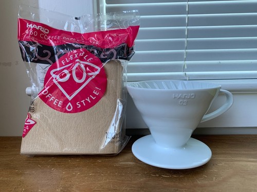 Hario V60 Keramik Kaffeetropfer Größe 02 weiß + 100 natürliche Kaffeepapierfilter