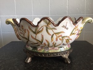 STUNNING VINTAGE CHINESE ORMOLU FOOTED PORCELAIN VASE