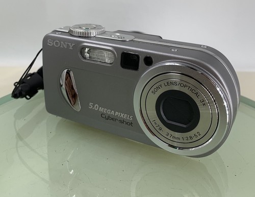 Sony Cybershot DSC-P10 5MP DIGITAL CAMERA SILVER 32MB SD CARD - TESTED - 909 - Picture 2 of 6
