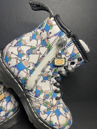 Botas para niños Doc Dr Martens Cartoon Network Adventure Time Finn con cordones y cremallera 10 - Imagen 5 de 10