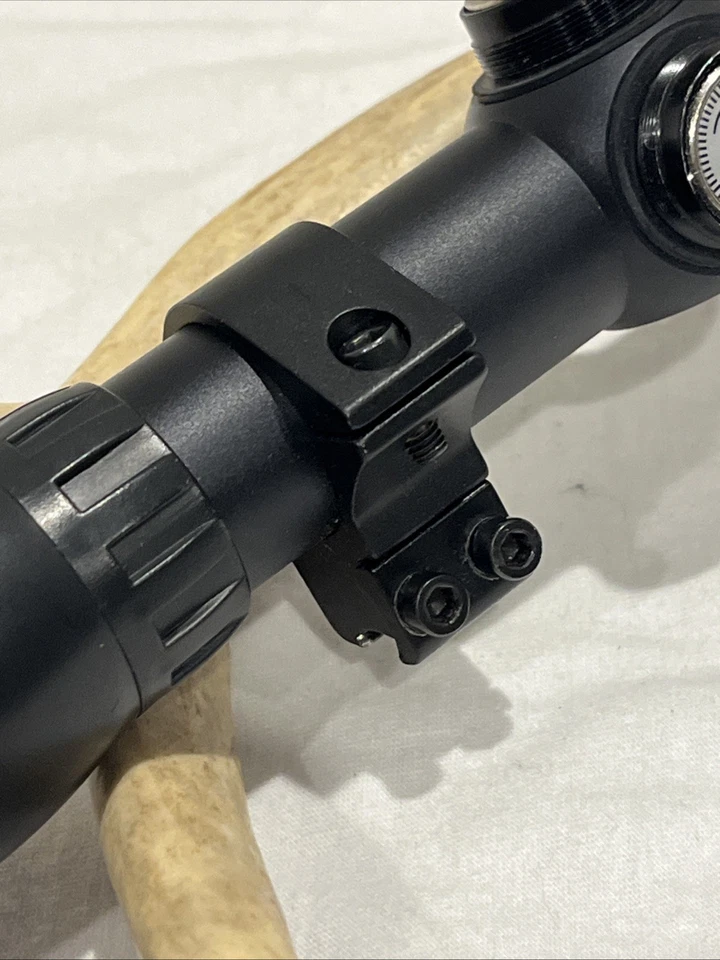 Mira telescópica de caza de punto central 4x32, 10,5” de largo con soportes de mira telescópica. Faltan tapas Foto 3 de 4