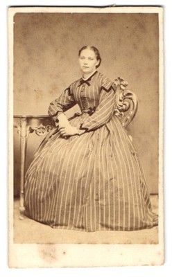 Fotografie junge Dame im gestreiften Kleid mit Fliege 