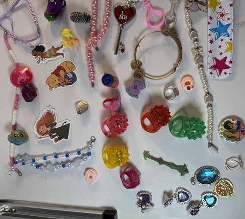 Konvolut 77 Kinder Schmuck Ringe Armbänder Halsketten Charms Spielzeug Zubehör gemischt - Bild 11 von 12