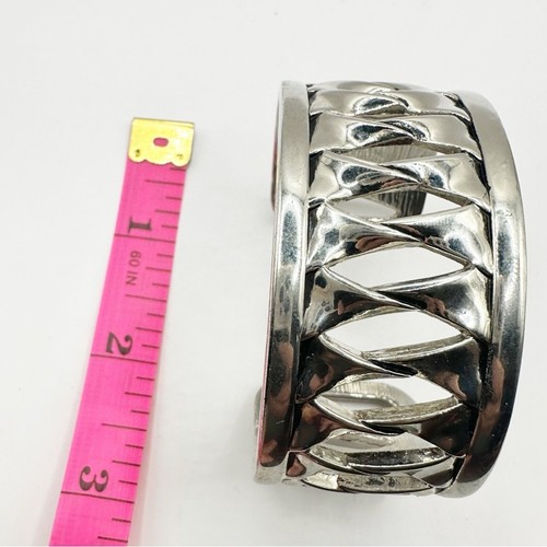 Pulsera brazalete listones retorcidos individuales onda de choque joyería tono plata Lia Sophia - Imagen 4 de 9