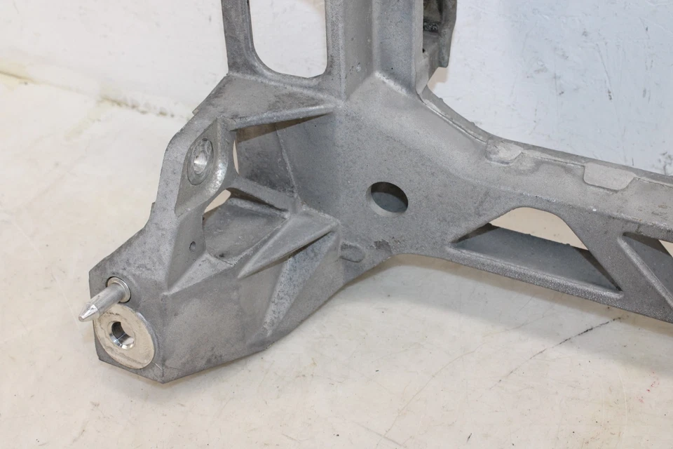 Submarco trasero Chevrolet Corvette 2005-2008 travesaño 1586493 OEM MJ52 Foto 4 de 4