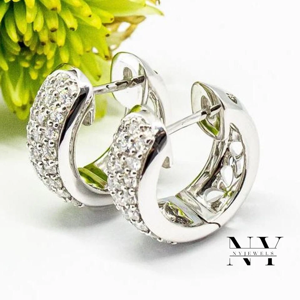 Pendientes de aro Moissanite Huggie 2 quilates redondos corte brillante oro blanco sólido 14K Foto 2 de 4