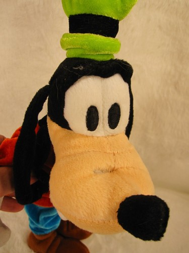 Peluche Disney Goofy de fábrica de juguetes 14" - Imagen 6 de 12