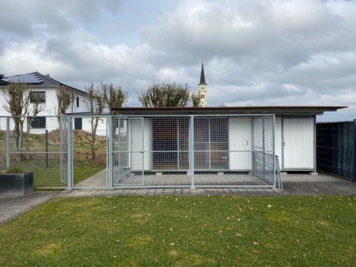 Hundezwinger mit Nebenhütte und Freilaufgitter Bromet