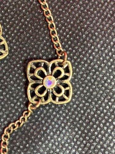 Collar largo de cuatro hojas Premier Designs con pedrería AB oro antiguo 38" - Imagen 18 de 24