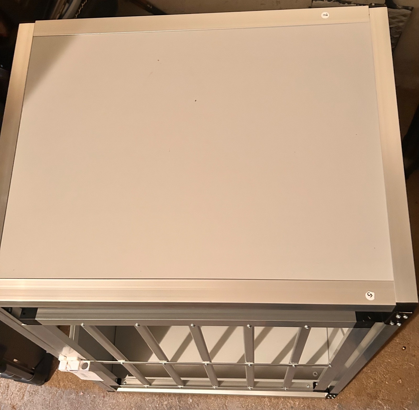 Verkaufe neue Hundebox aus Alu fürs Auto mittlere-Große Hunde. L 85 x B 65 x H 