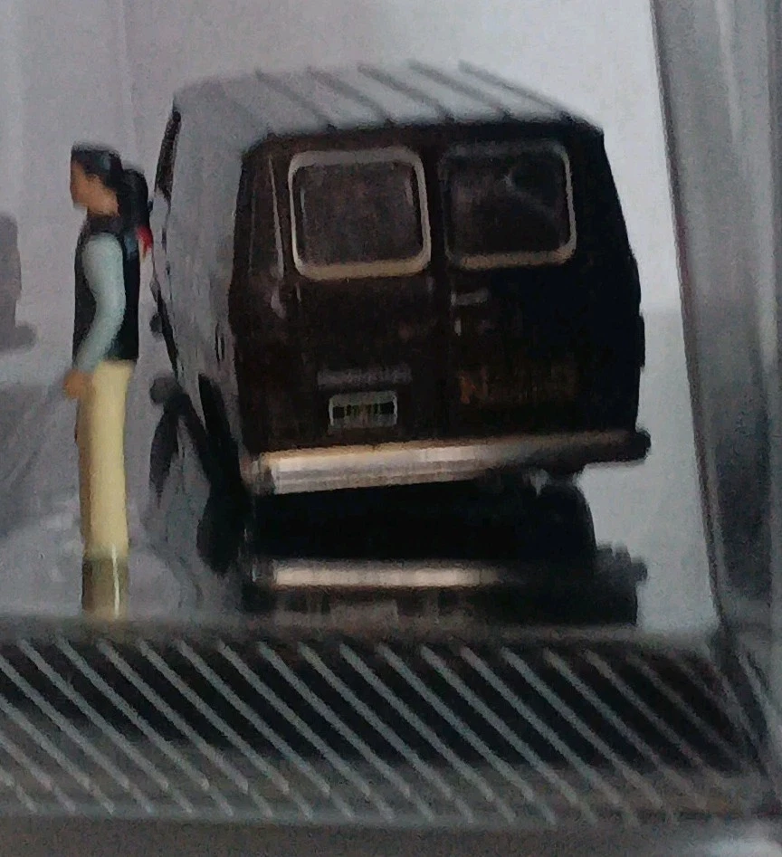 M2 Machines Auto Figures 1971 Chevrolet Van G10 R10 25-04 1 of 7200 made. - Image 4 of 4