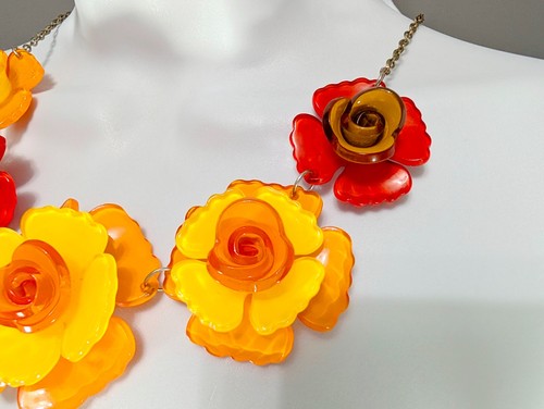 Vintage Plastic Flower Roses Statement Necklace Lucite Acrylic Chunky Red Orange - Picture 16 of 21