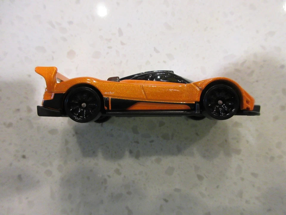 2025 风火轮 Pagani Zonda R 橙色独家设计和颜色 1: 64 玩具赛车 — 第 4/4 张图片