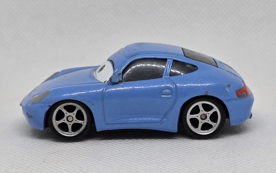 Carro de brinquedo Disney Pixar Cars Sally Carrera Porsche 911 azul fundido - 03 - Imagem 2 de 4
