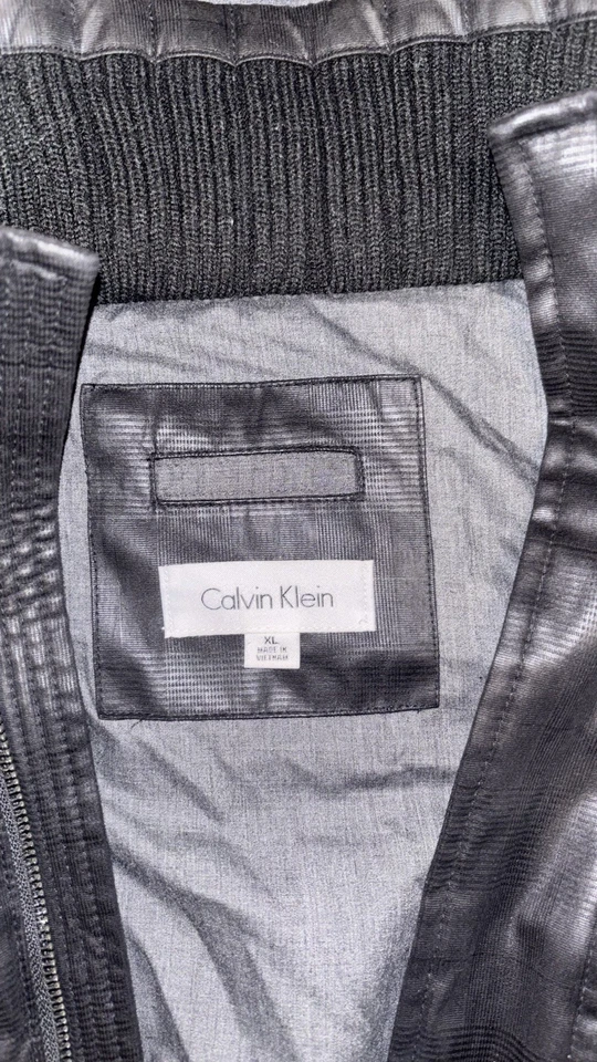 Chaqueta acolchada con capucha para hombre Calvin Klein verde oliva borde de piel sintética talla XL Foto 3 de 4