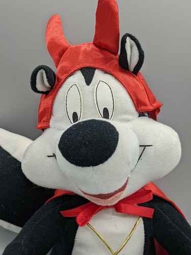Peluche Pepe Le Pew Skunk Red Devil Cape Horns nuovo con etichette Looney Tunes ACE 10" Lovey Toy - Foto 3 di 12