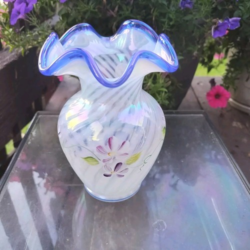 Fenton handbemalte opalisierende Glasvase blaues Wappen Blumen wunderschön gekräuselt 95t - Bild 7 von 11