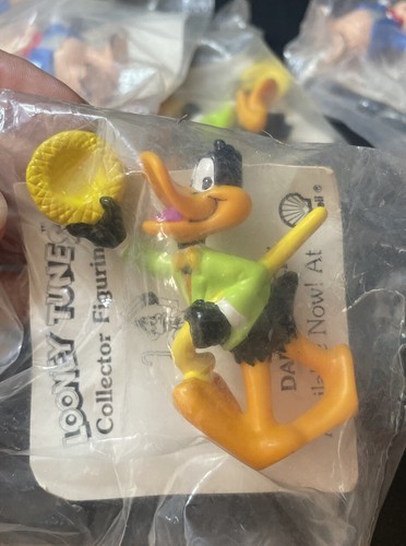 Looney Tunes  Characters At Shell Lot Porky Pig And Daffy Duck 1990 Warner - Picture 3 of 8