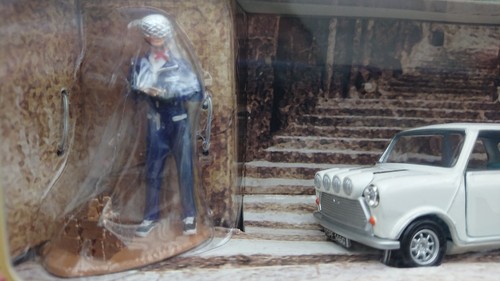 Corgi 04441 The Italian Job Mini Cooper & Figure & Gold Bars Ltd Edition of 1000 - Picture 3 of 10