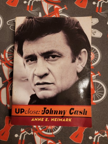 JOHNNY CASH: UP CLOSE, 2007 Book Anne E. Neimark The Man In Black Rockabilly  - Picture 1 of 3