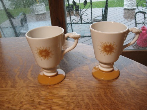 Vintage Set of 2 1970s Americana Hotel Knot Handle New York Coffee Pedestal Mugs - Foto 2 di 7